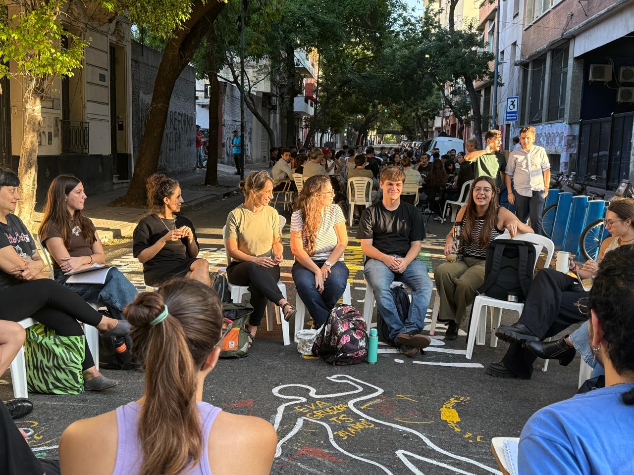 Equipo de la cátedra Audiencias y Recepción en clase abierta en la calle